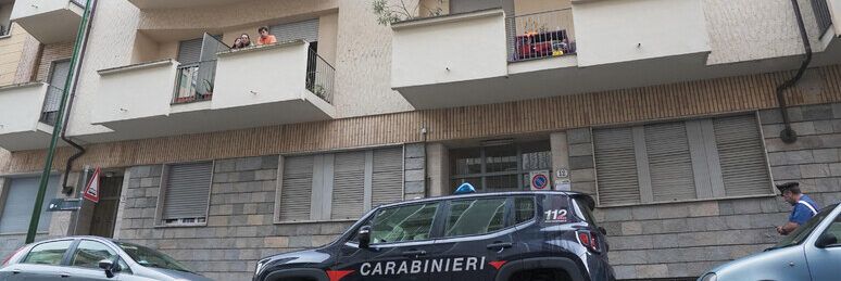 Bimba precipita dal quinto piano, salvata al volo da un passante