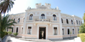 Forze dell’ordine al Liceo Pitagora di Crotone prima del corteo degli studenti, scoppia la polemica