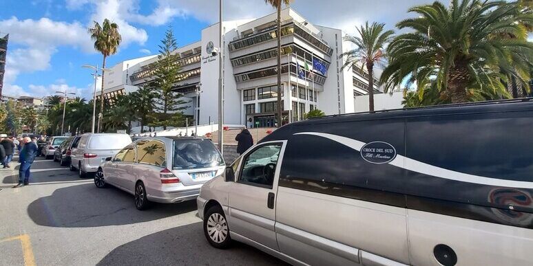 Riforma del comparto funerario, sit-in delle imprese davanti a Palazzo Campanella