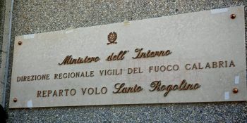 Lamezia, il Reparto Volo dei Vigili del Fuoco intitolato a Rogolino. «Una vita al servizio dello Stato» – VIDEO E FOTO