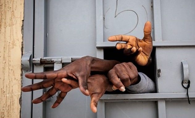 Migranti, arrestato a Crotone un “aguzzino” libico – VIDEO