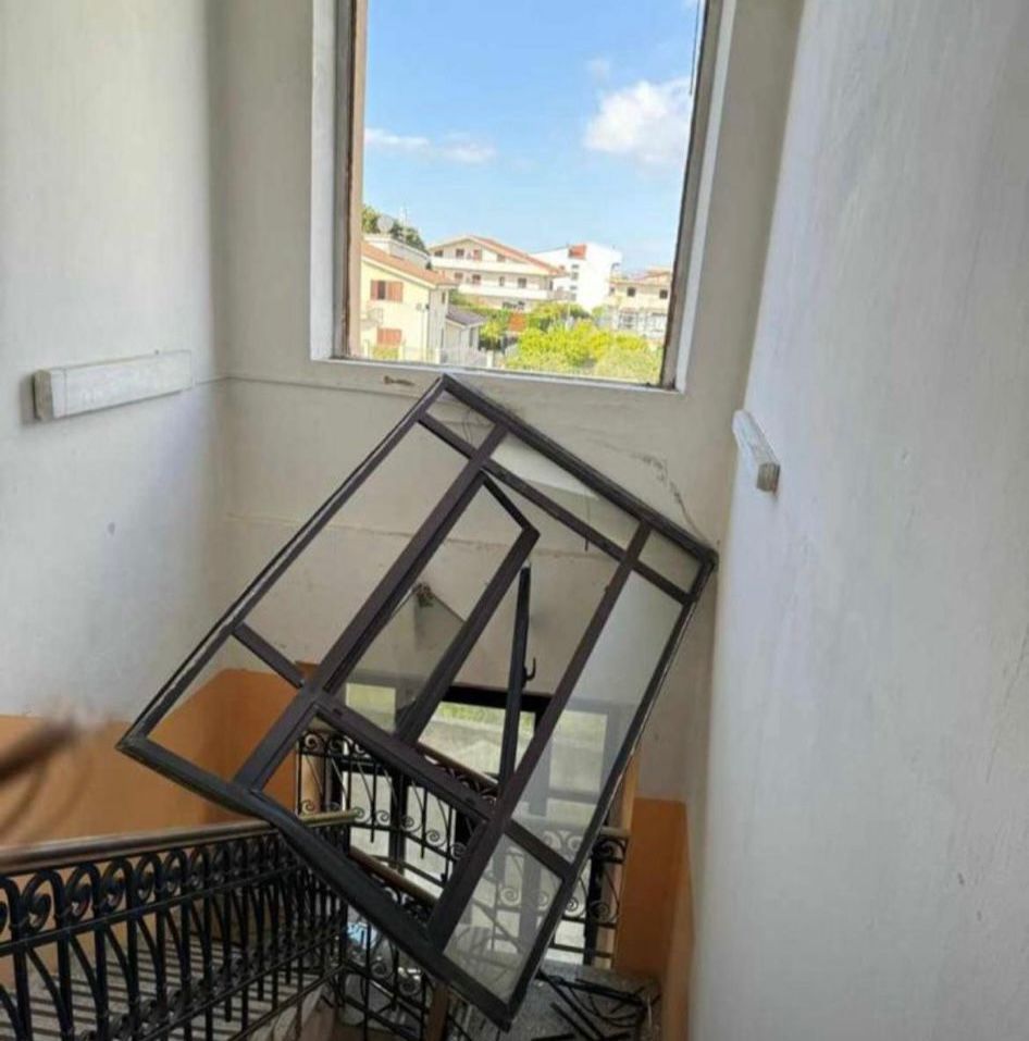 Locri, al liceo classico crolla una finestra a causa del vento: paura tra docenti e alunni