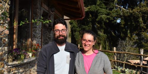 Michele e Andrea davanati alla loro casa di Piano Spina