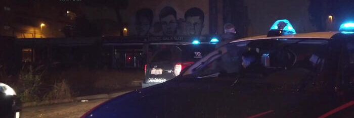 Si arrampica su un tetto che cede, 17enne morto nel Napoletano