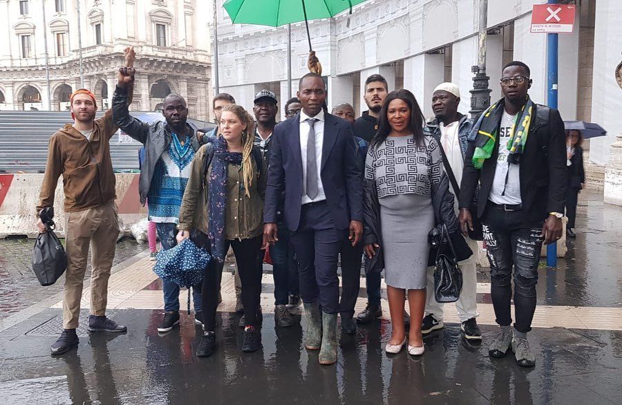 Soumahoro in Parlamento gli “stivali della lotta” ricorda Soumaila Sacko