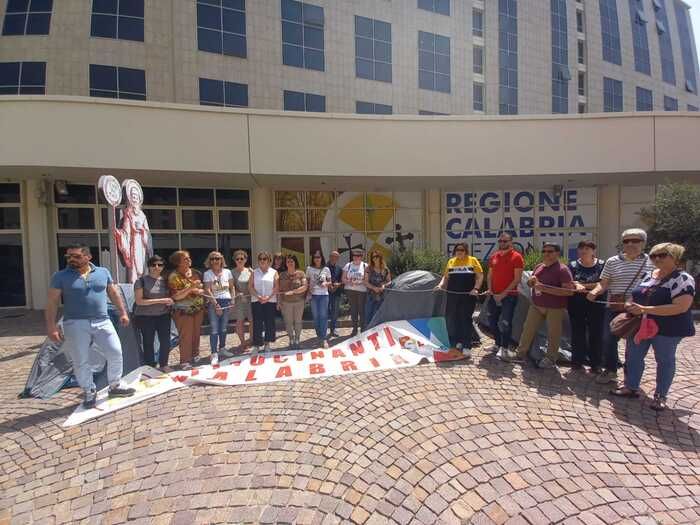 Finita la protesta dei tirocinanti calabresi, scesi dal tetto della Cittadella