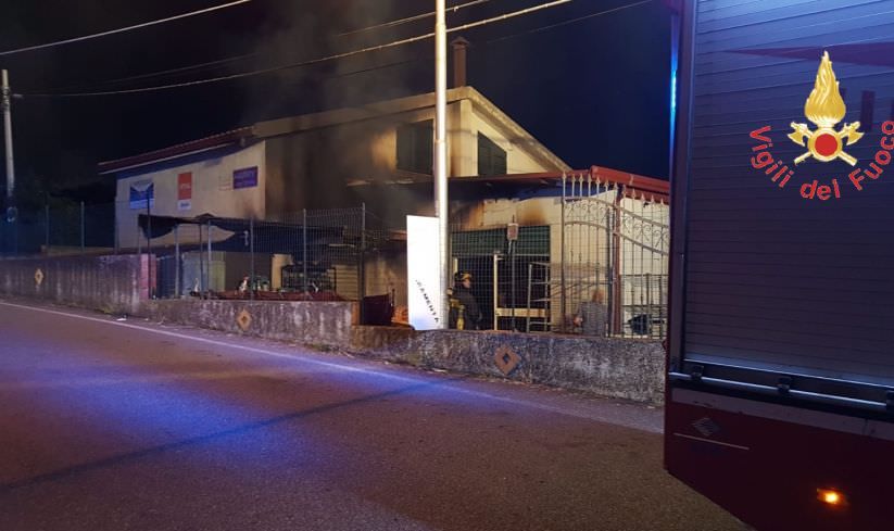 A fuoco un deposito di mangimi a Gimigliano