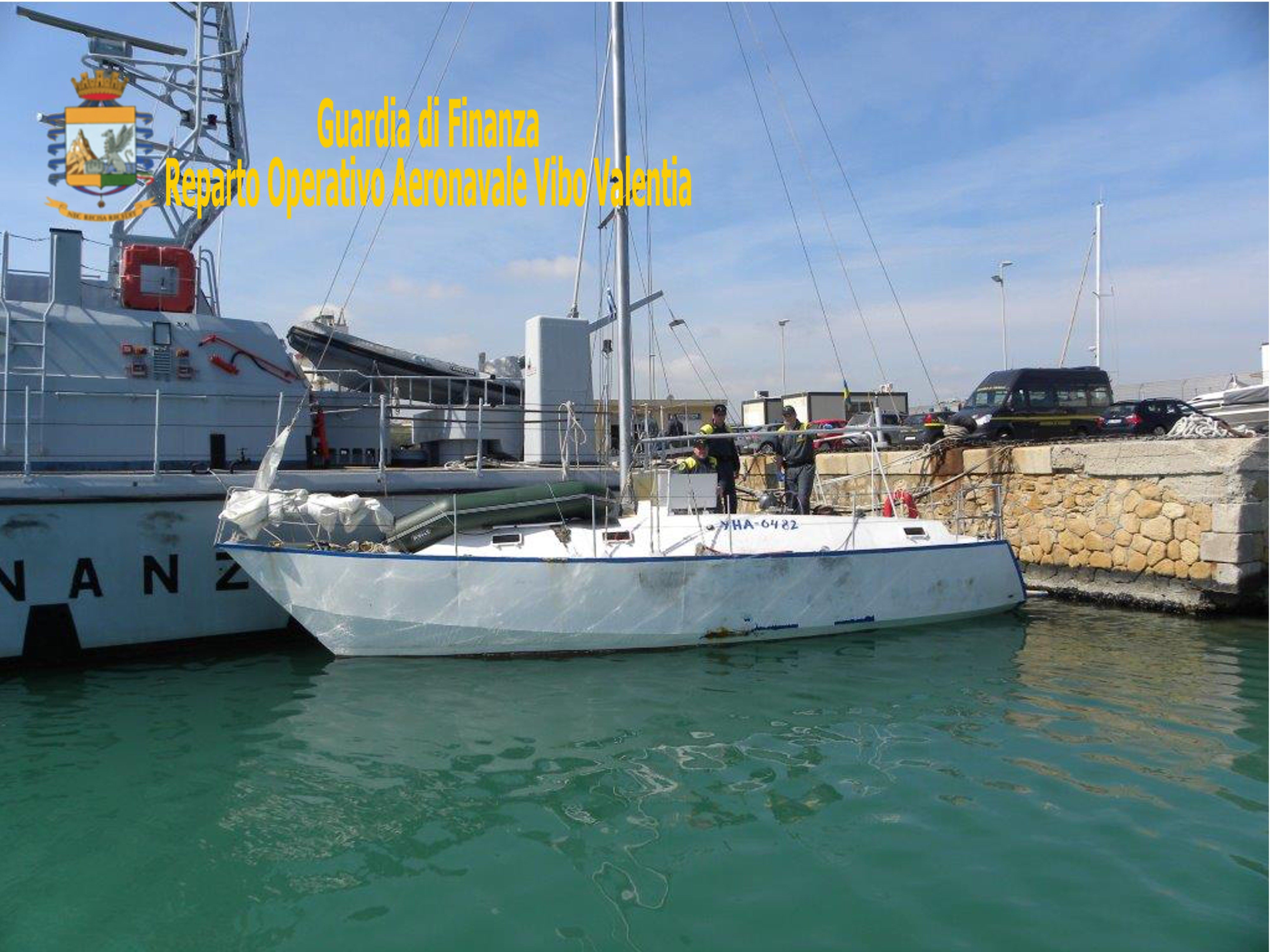 Sbarchi, intercettato veliero: tre scafisti in manette