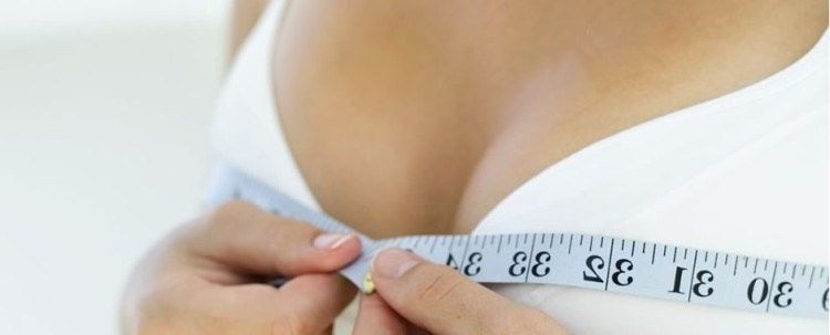 Le rifà il seno malgrado un tumore, indagato un chirurgo