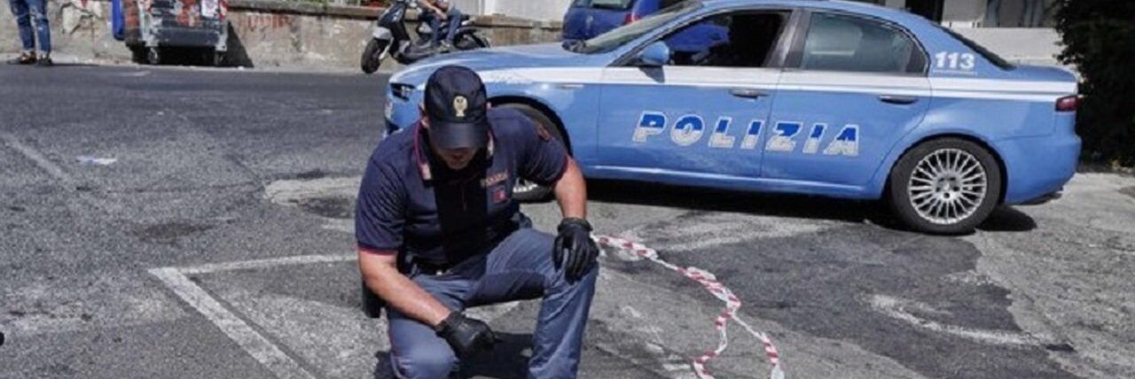 Napoli, clochard ucciso per provare la pistola