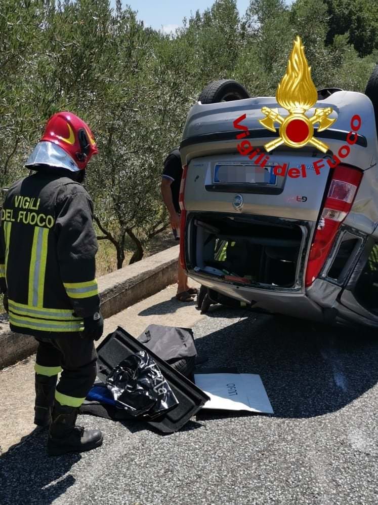 Incidente a Lamezia, si ribalta una Panda