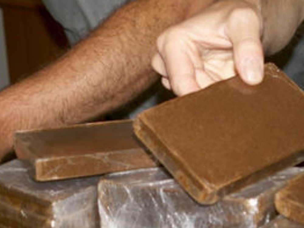 Oltre sei chili di hashish nascosti in una valigia