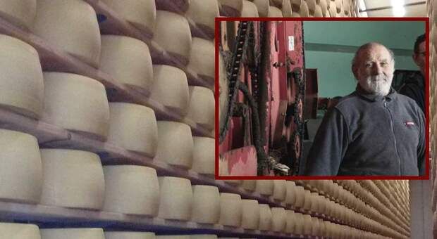 Cedono gli scaffali, imprenditore muore schiacciato dalle forme di Grana Padano