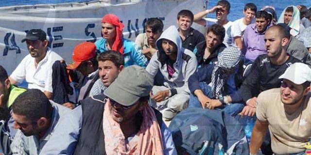 Crotone, il viaggio della speranza di 70 migranti a bordo di un veliero