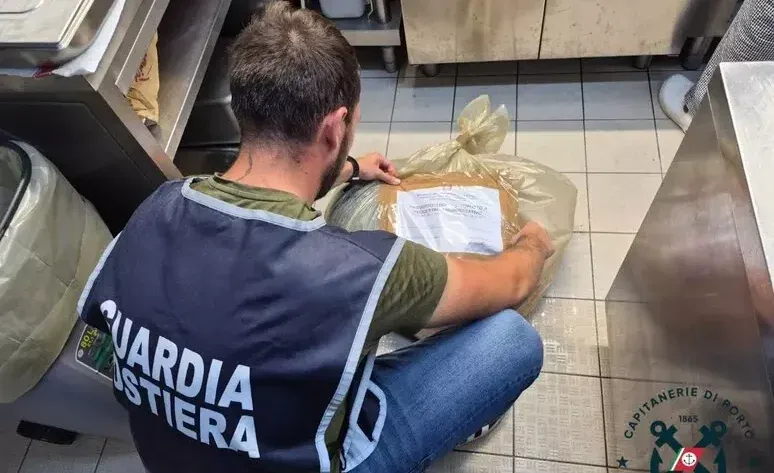 Lidi e ristoranti sotto controllo nel Crotonese: multe per oltre 13 mila euro e 42 chili di pesce sequestrati