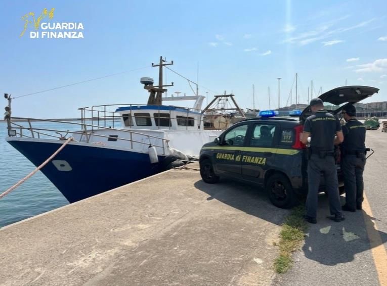 Le Castella, irregolarità sul motopeschereccio: multa da 14 mila euro