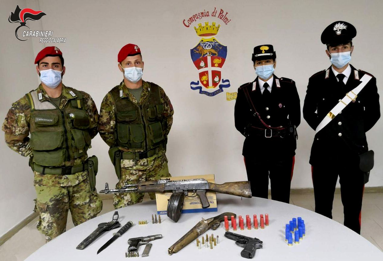 Scoperto un "arsenale" nelle campagne del Reggino, arrestati padre e figlio