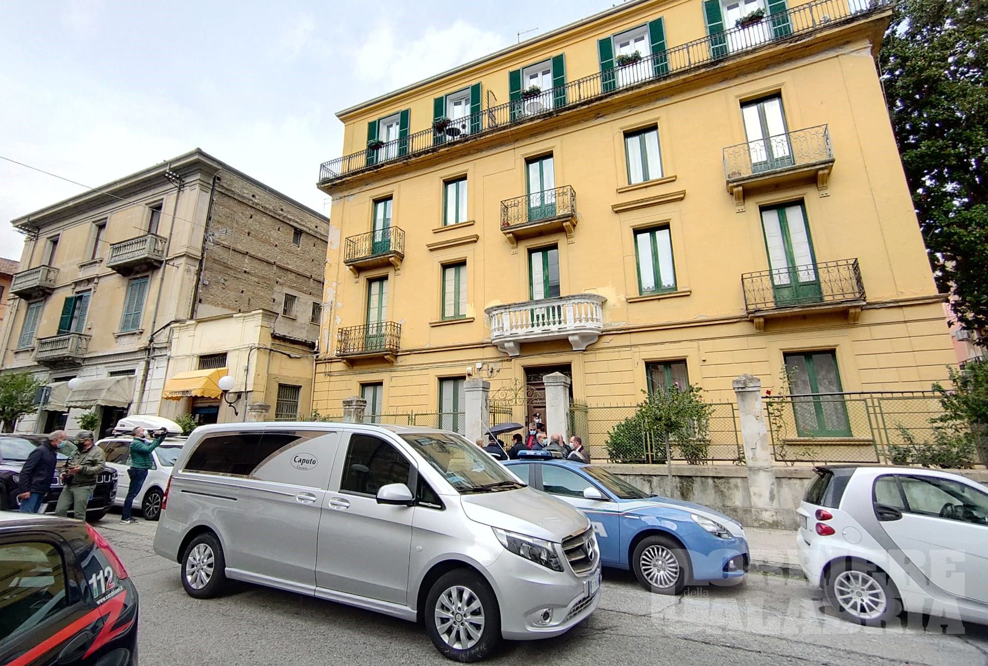 Primi arrivi a casa Santelli per l'ultimo saluto. «Amava troppo la sua terra» – VIDEO