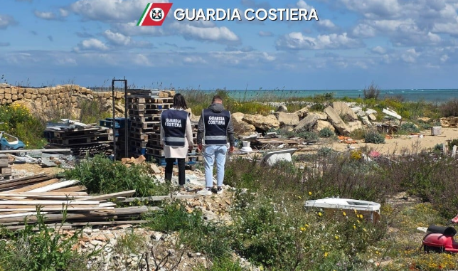 Crotone, scoperta una discarica abusiva in un’area demaniale marittima di oltre 700 metri quadrati