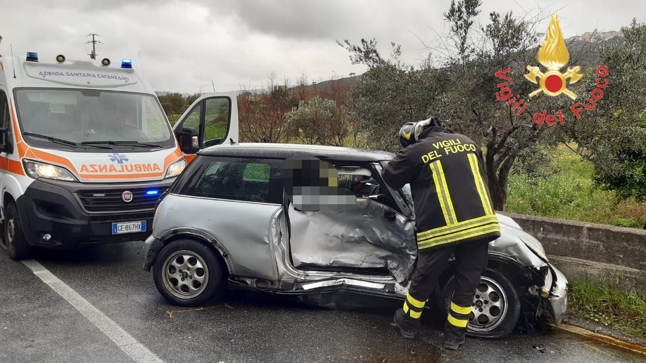Incidente a Sant’Andrea Apostolo, chiuso tratto della statale 106