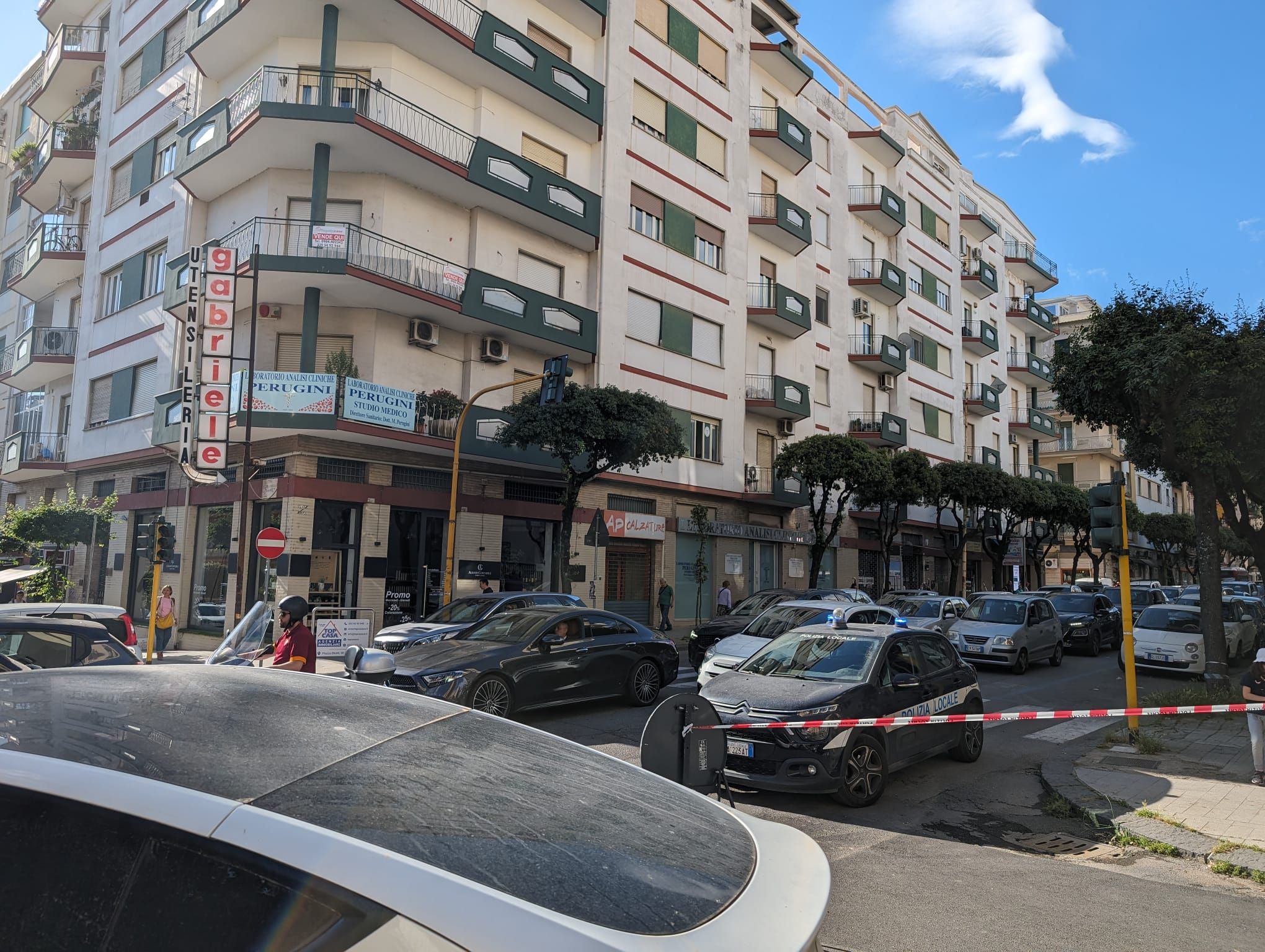 Traffico a Cosenza, la denuncia di una mamma: «Costretta a lasciare il bambino da solo davanti la scuola» – VIDEO