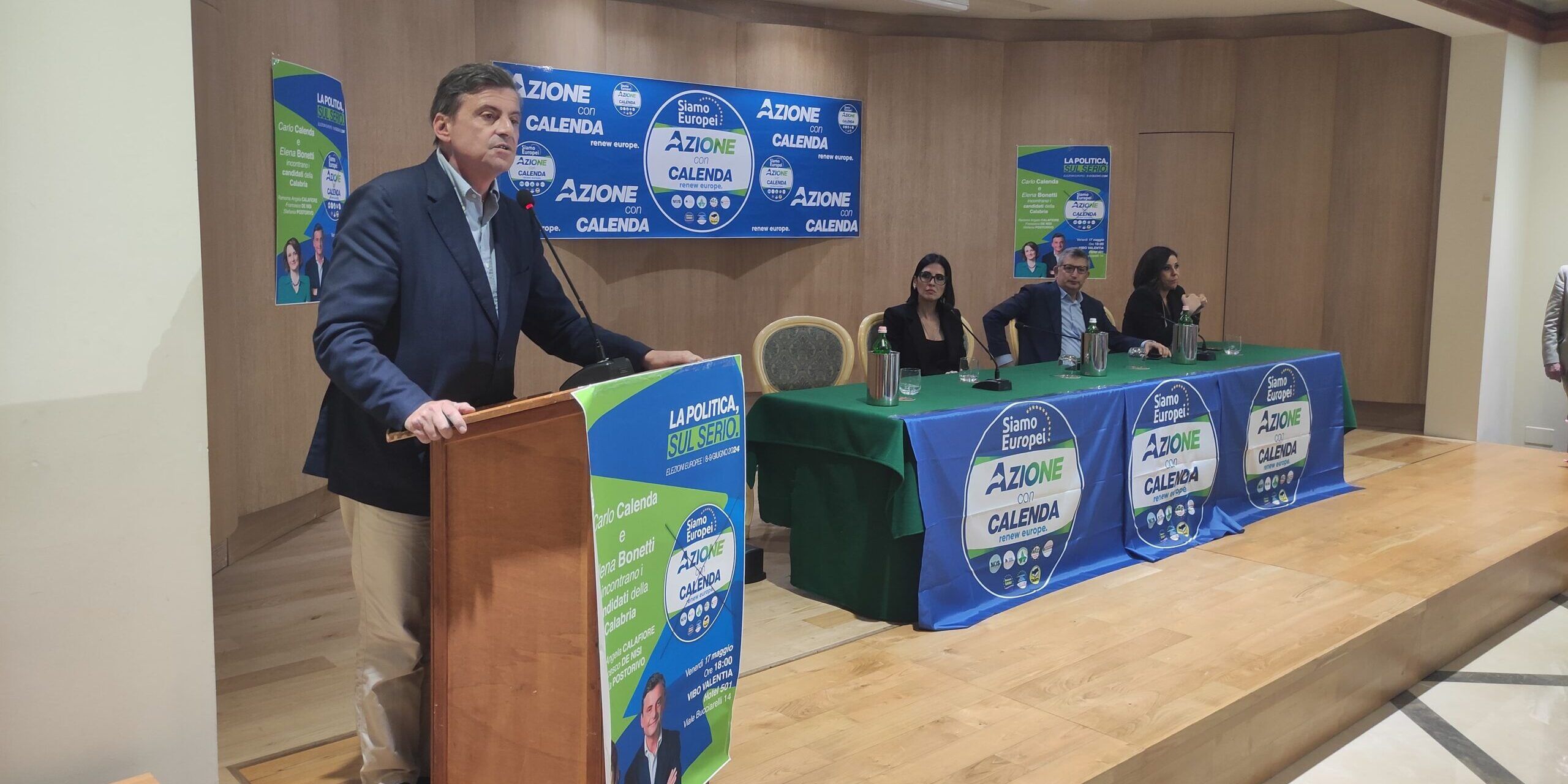 Calenda a Vibo per sostenere i candidati calabresi. «L’Europa ha bisogno di persone serie e preparate» – FOTO