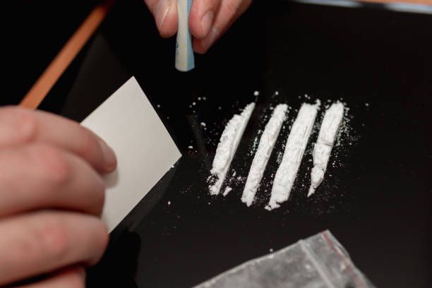 Lo beccano a sniffare coca sul cofano dell’auto, individuato un pusher