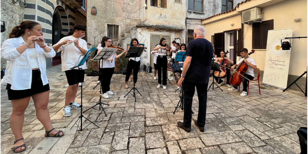 Se il turismo delle radici è anche musica: l’11 a San Lucido la performance “La leggenda di Cilla e i racconti del mare”