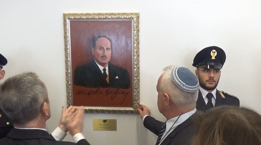 Un quadro in ricordo di Angelo De Fiore. Il Questore cosentino che “sfidò” i nazisti – VIDEO E FOTO