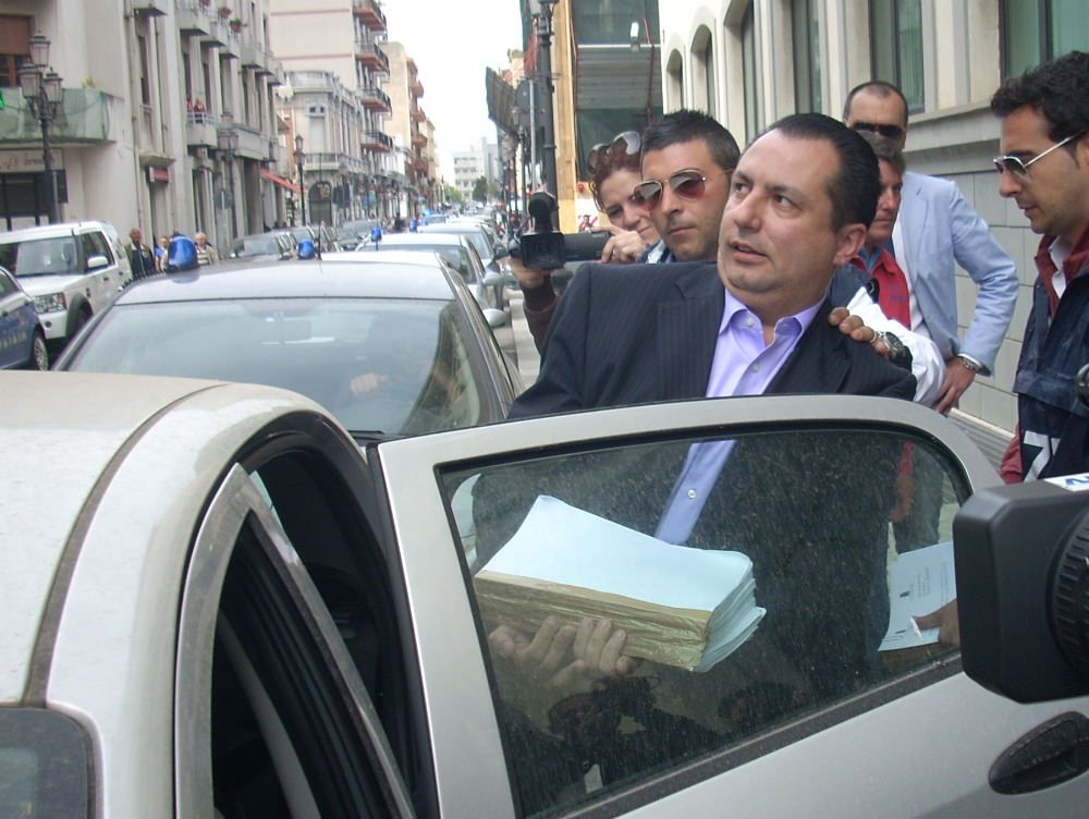 Falsa politica, al via il processo