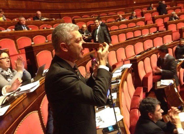 "La corruzione puzza", Morra si tappa il naso