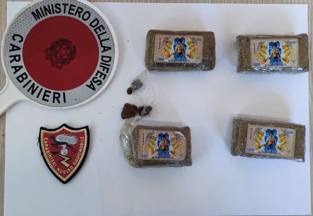 Nascondeva panetti di hashish con l’immagine di Bruce Lee, un arresto a Crotone