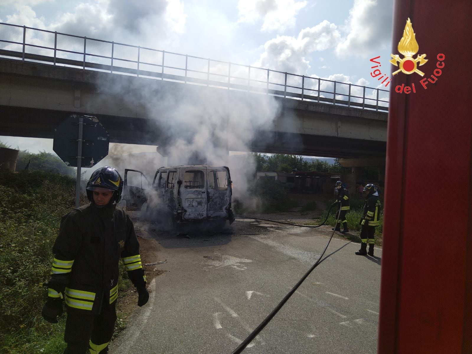 Autofurgone in fiamme nella zona industriale di Lamezia: non si registrano feriti