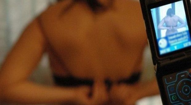 Perseguita l’ex e pubblica sue foto hard, denunciato