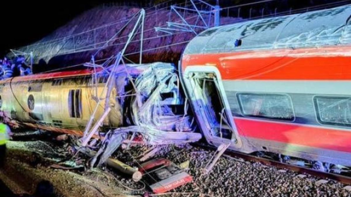 Deragliano due treni in Spagna, almeno 10 morti