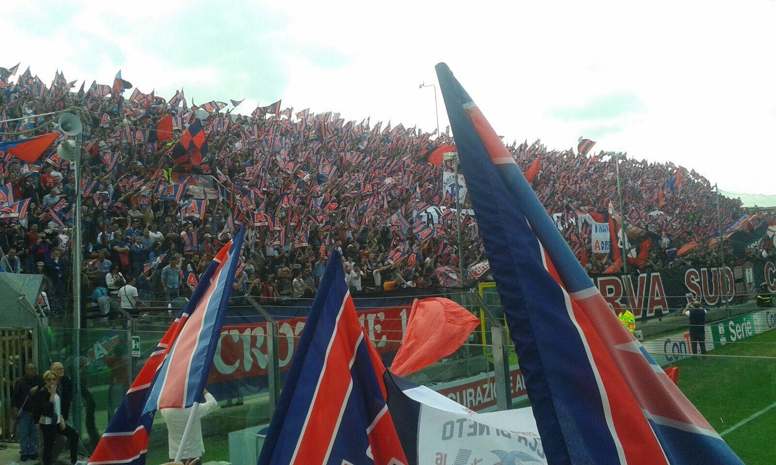 Il Crotone batte il Como ed è a un punto dalla serie A