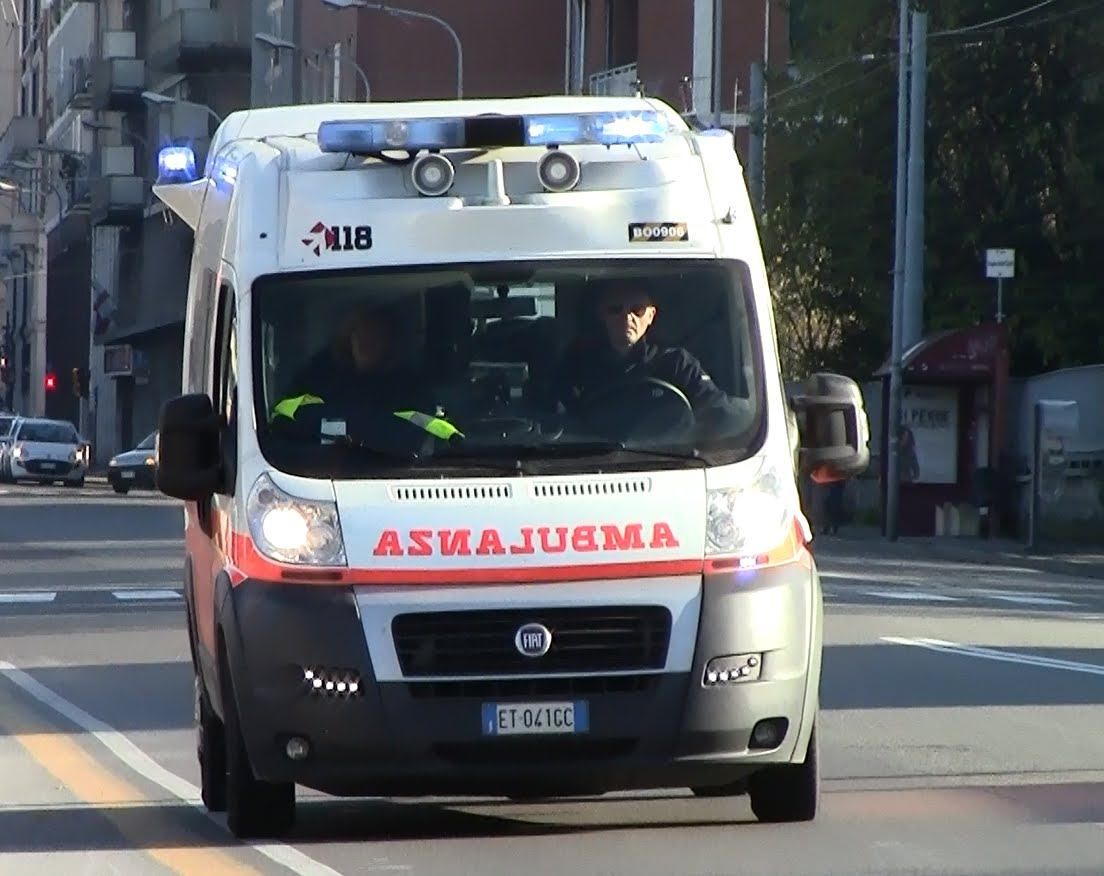 Sbanda con l'auto nel centro di Reggio, muore 60enne