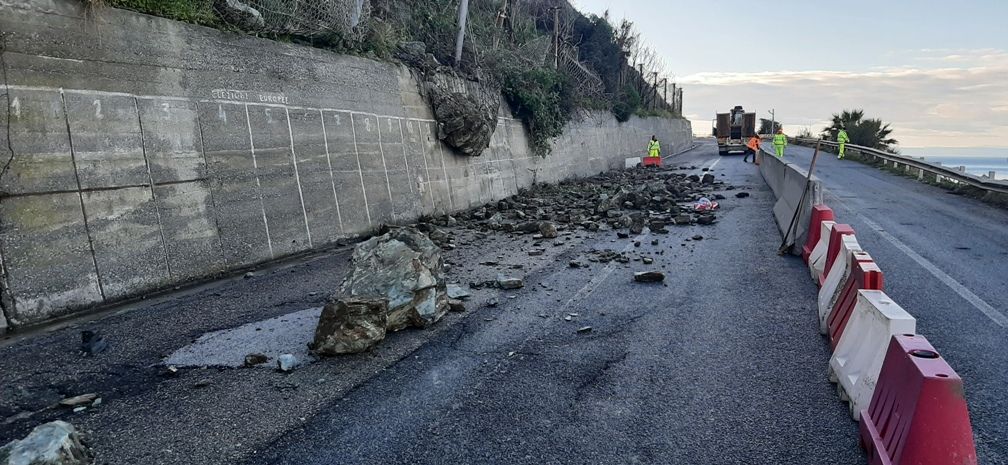 Fumata nera in Prefettura, la statale 18 resta chiusa per la frana ad Amantea