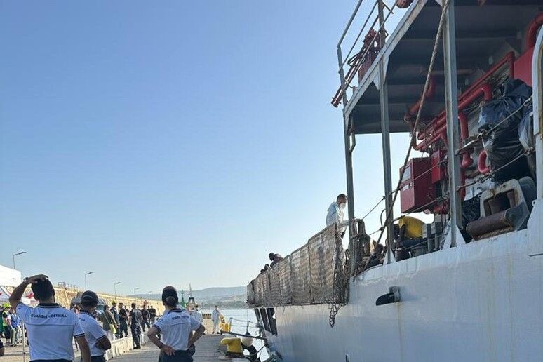 Migranti, arrivati a Reggio 500 persone provenienti da Lampedusa