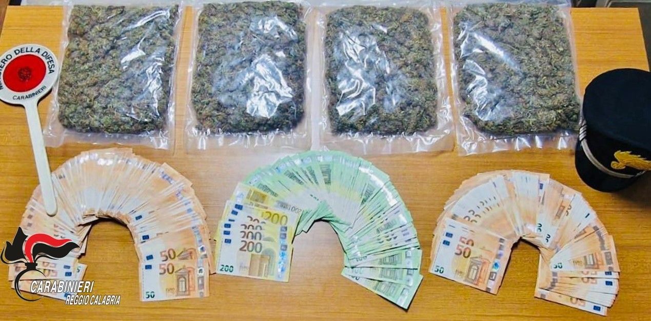 Nascondevano un chilo di marijuana e soldi in uno stabilimento balneare, 3 arresti nel Reggino