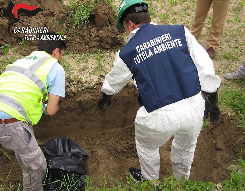Rifiuti del nord Italia smaltiti illegalmente, maxi operazione del Noe anche in Calabria
