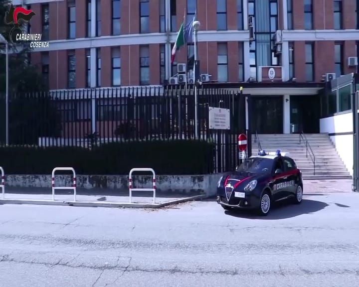 Venti dosi di eroina nascoste negli slip, due arresti a Cosenza