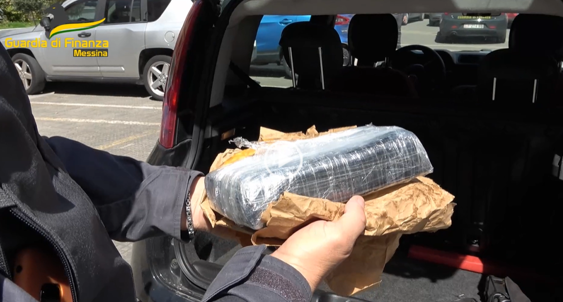 In viaggio con un chilo di cocaina in auto, arrestato calabrese a Messina – VIDEO