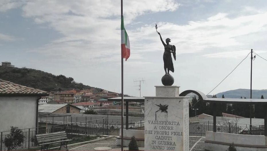 Il dolore di Vallefiorita, l’addio a tre "caduti" nella guerra contro il virus