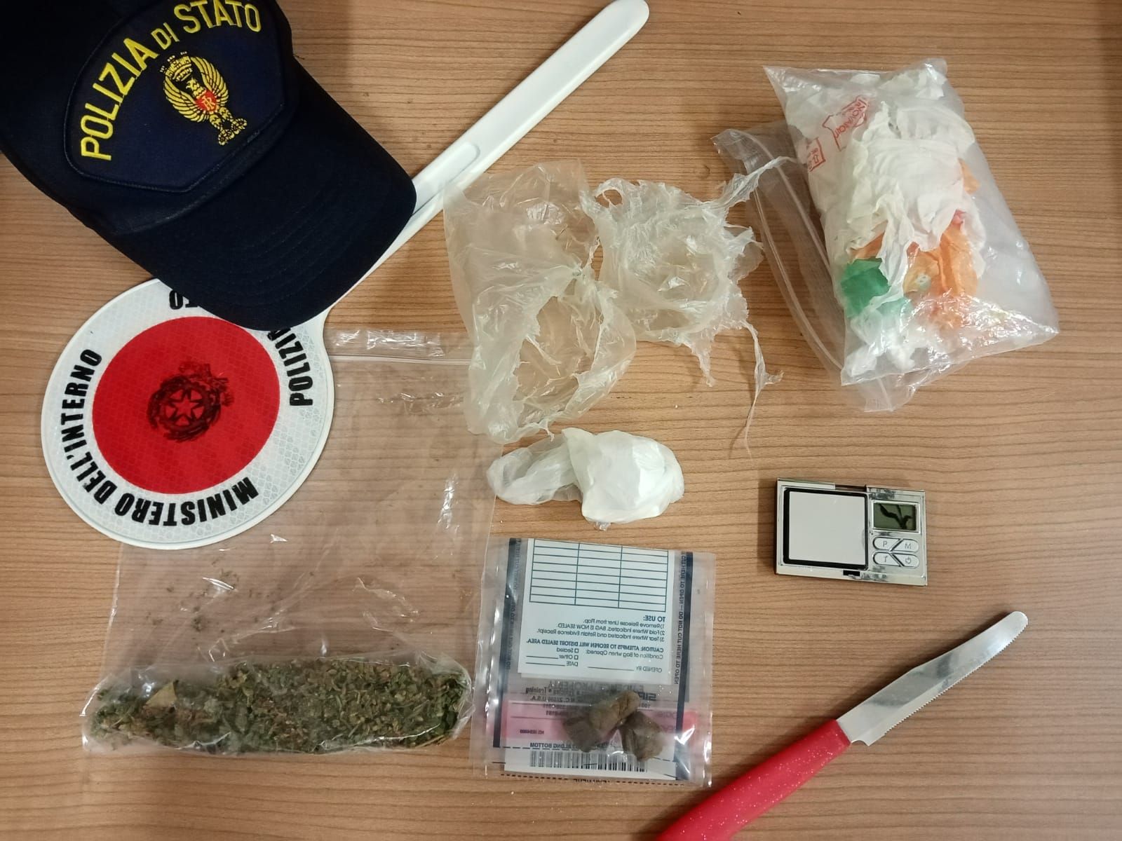 A casa con cocaina, hashish e marijuana: un arresto a Cosenza