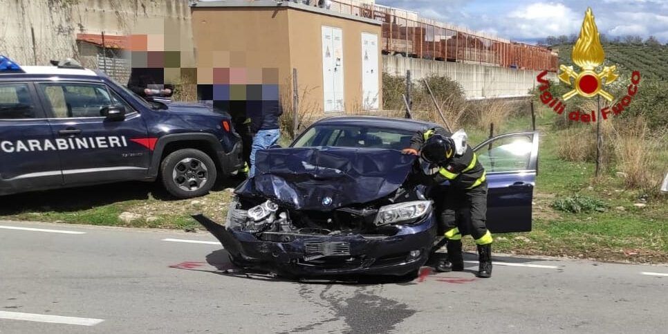 Incidente stradale a Petilia Policastro, coinvolte due auto