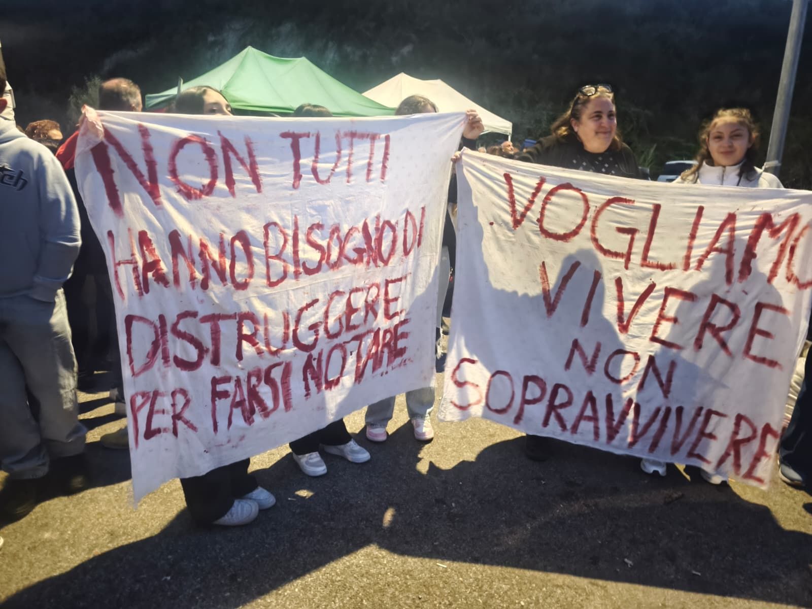 I tir lasciano Vazzano, i cittadini rilanciano: «Siamo calabresi, non ci arrendiamo facilmente». E 35 sindaci scrivono al Governo