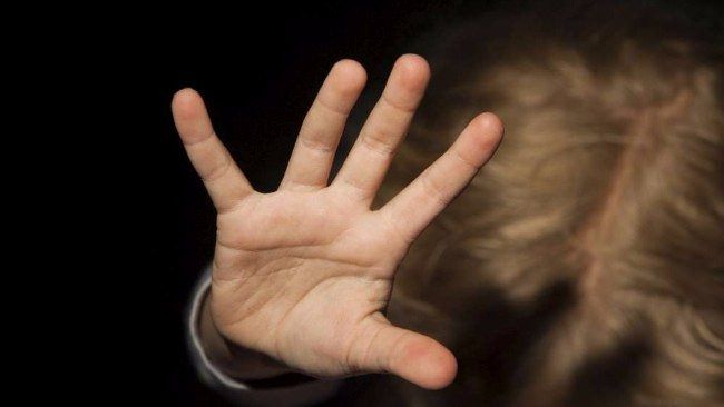 Violenza sessuale su un minore, arrestate due persone a Reggio