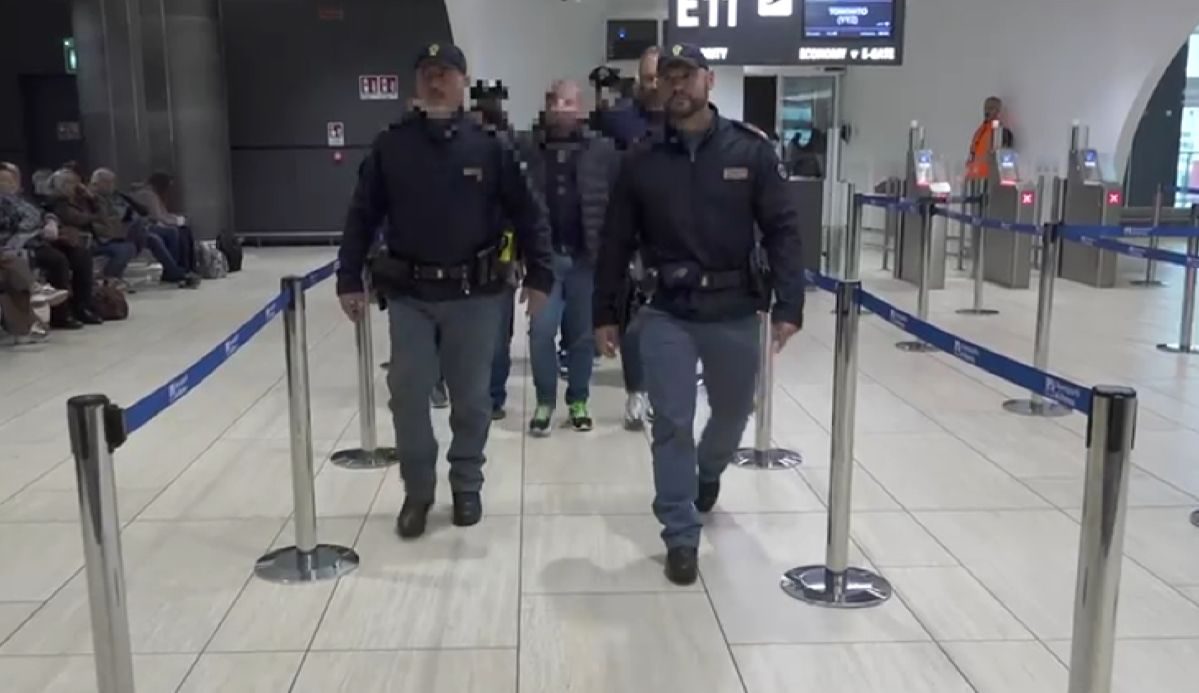 ‘Ndrangheta, arrestato all’aeroporto di Fiumicino un latitante del clan Bonavota – VIDEO