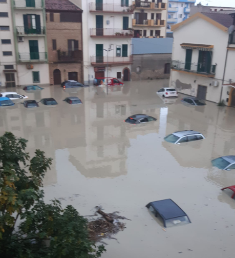 Maltempo a Crotone, la violenza della pioggia non si placa